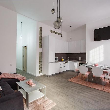 Stunning, Newly Renovated Central Apartment Oradea Exterior foto
