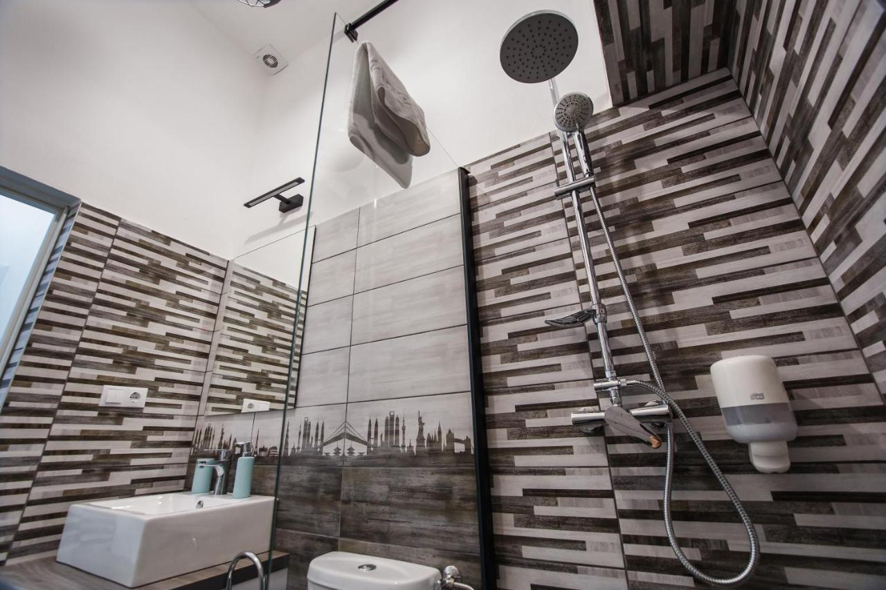 Stunning, Newly Renovated Central Apartment Oradea Exterior foto