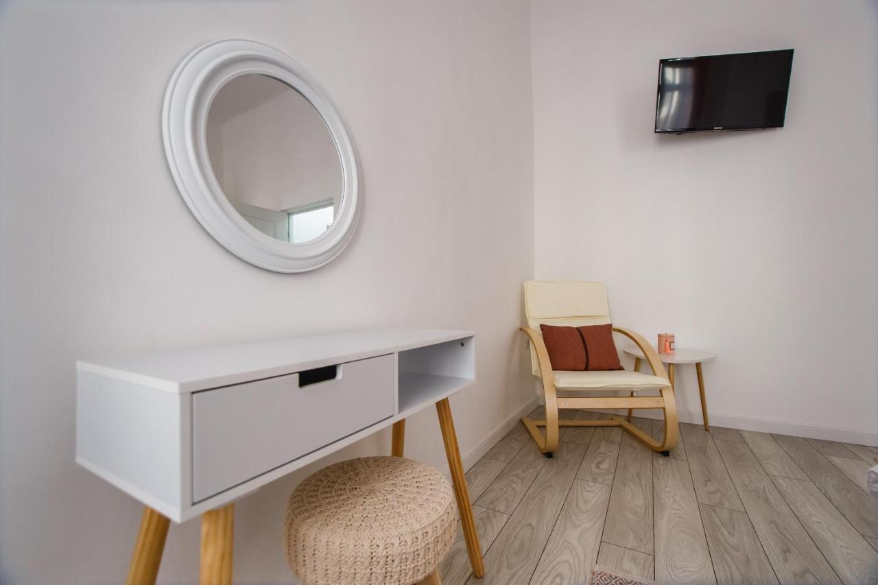 Stunning, Newly Renovated Central Apartment Oradea Exterior foto