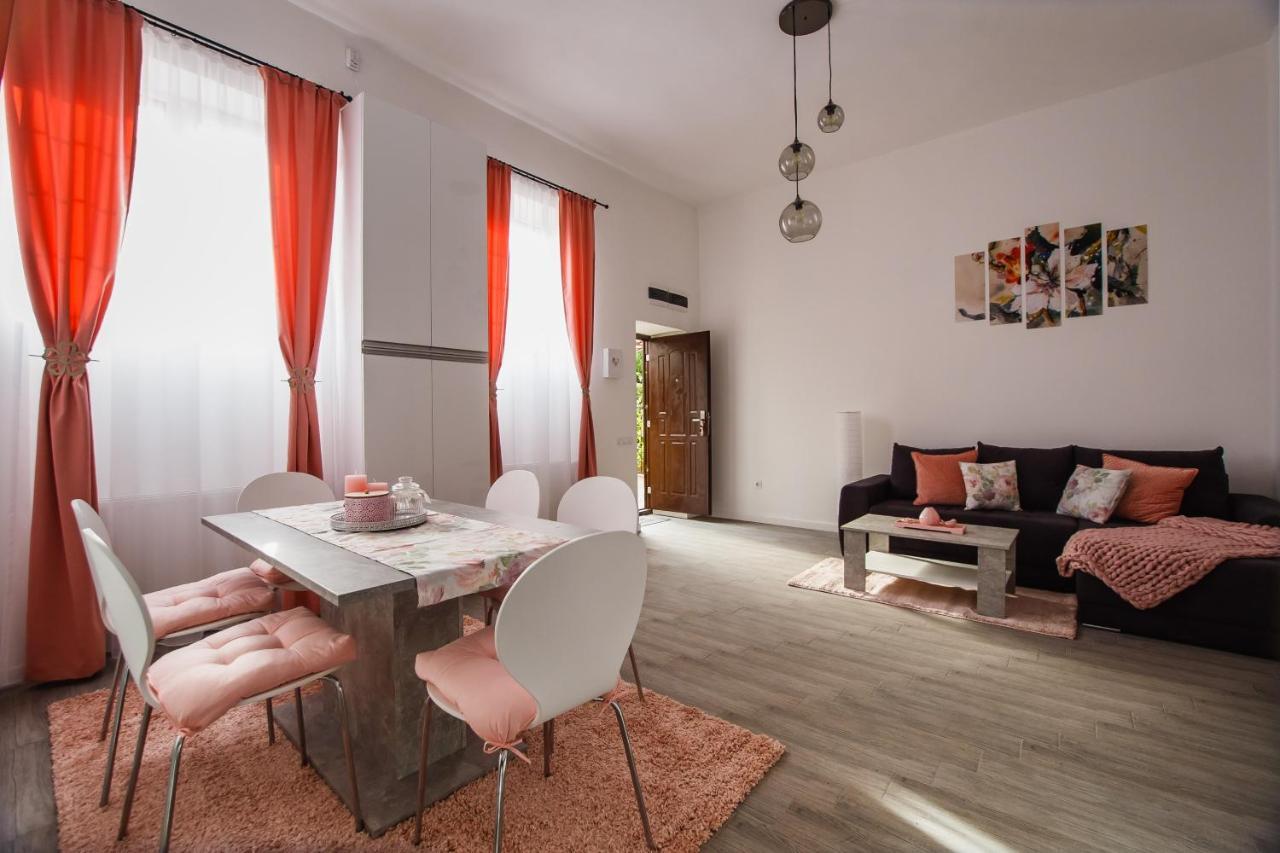 Stunning, Newly Renovated Central Apartment Oradea Exterior foto