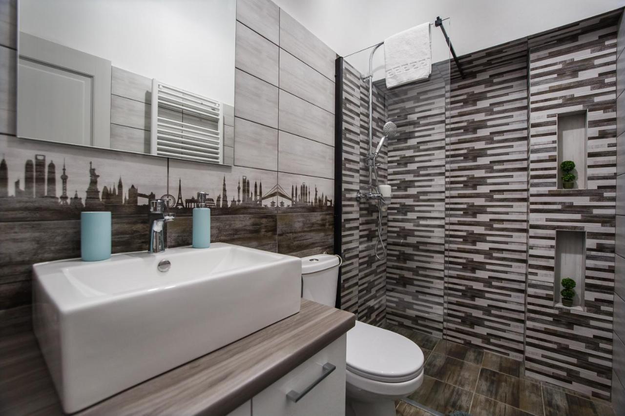 Stunning, Newly Renovated Central Apartment Oradea Exterior foto