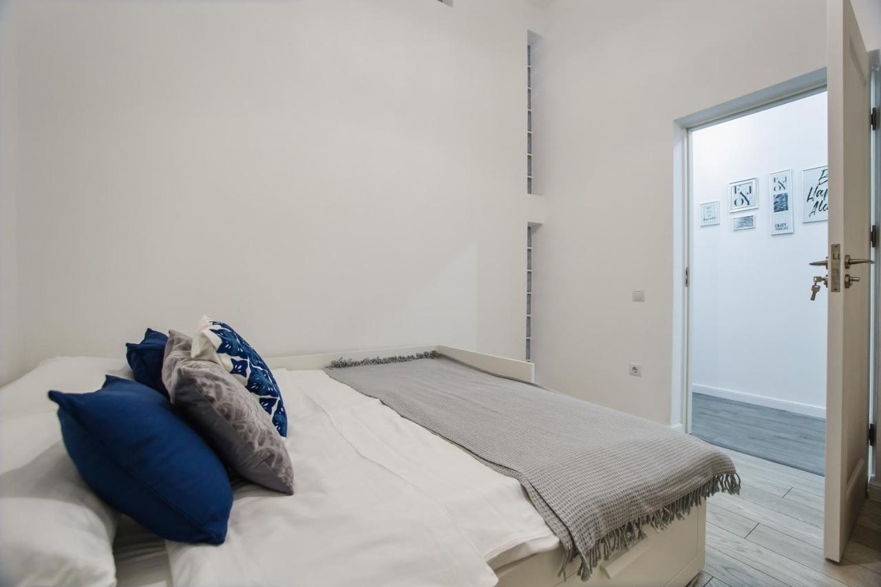 Stunning, Newly Renovated Central Apartment Oradea Exterior foto