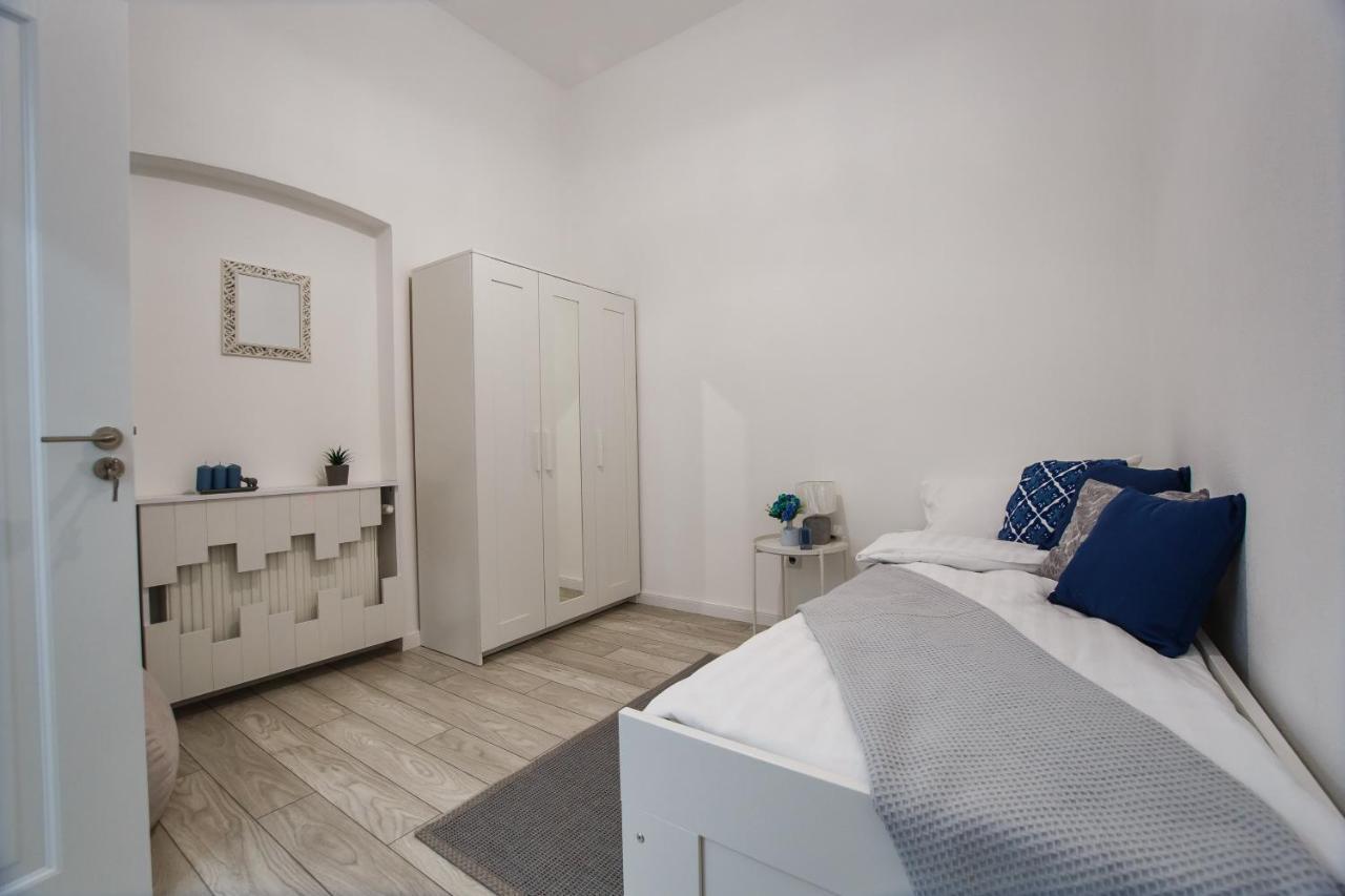 Stunning, Newly Renovated Central Apartment Oradea Exterior foto