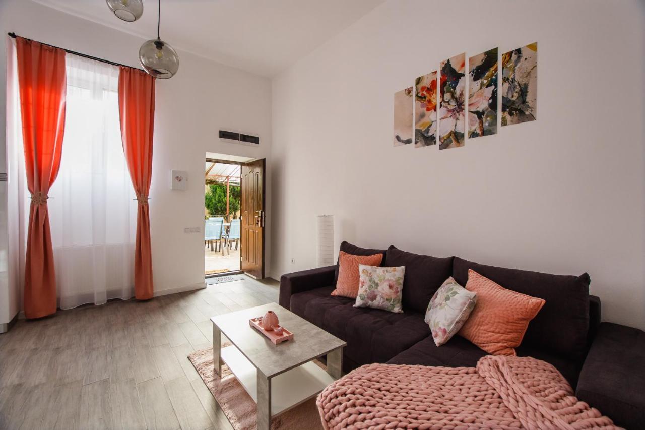 Stunning, Newly Renovated Central Apartment Oradea Exterior foto