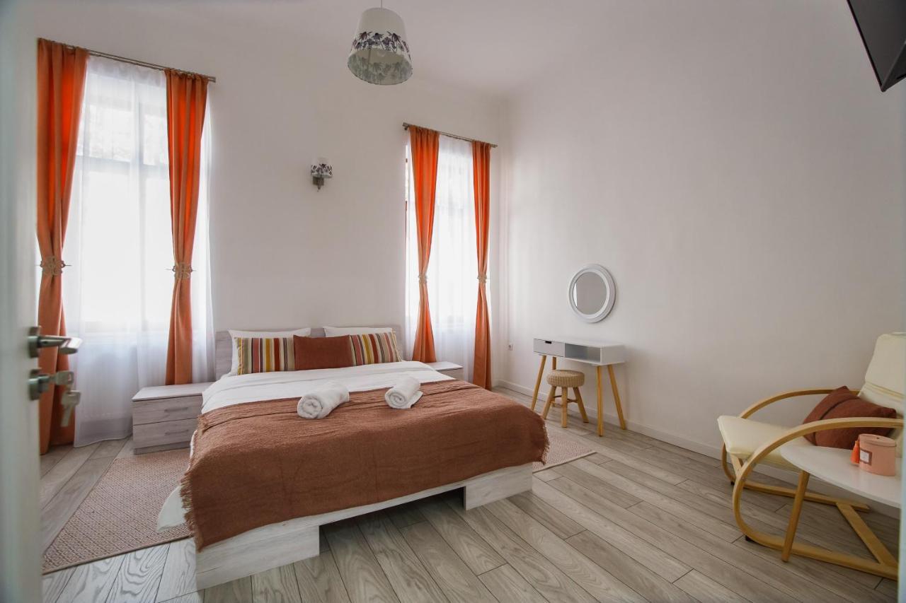 Stunning, Newly Renovated Central Apartment Oradea Exterior foto