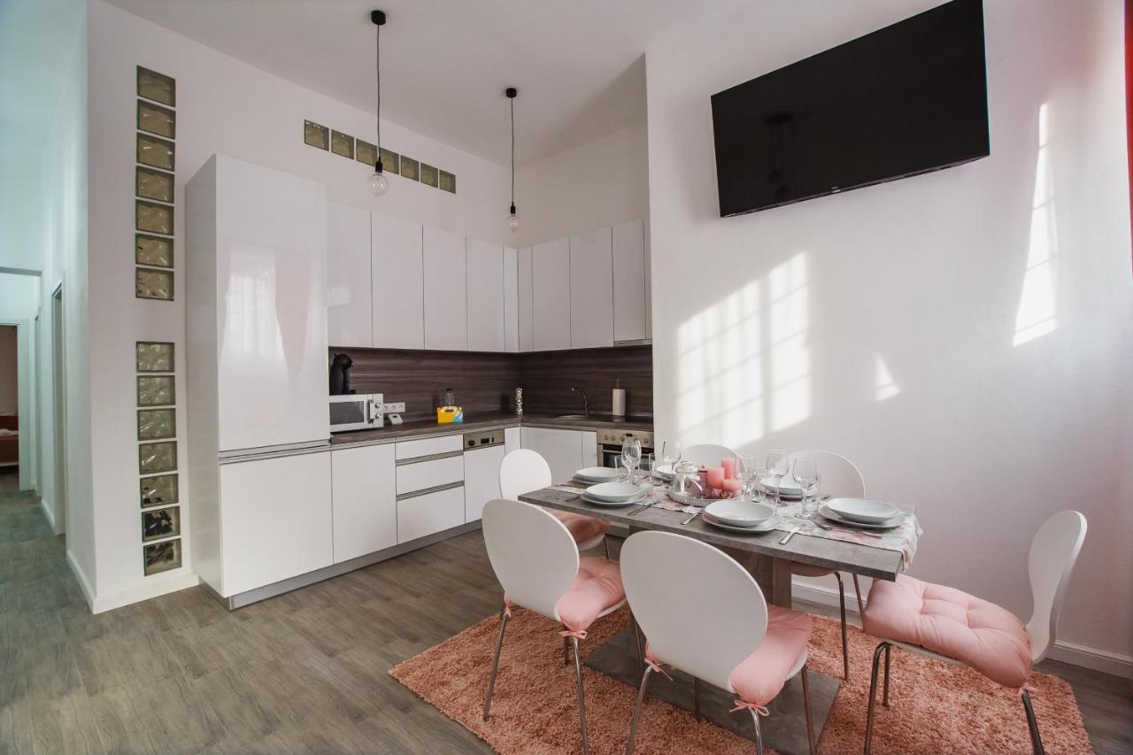 Stunning, Newly Renovated Central Apartment Oradea Exterior foto