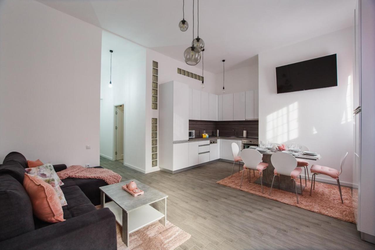 Stunning, Newly Renovated Central Apartment Oradea Exterior foto