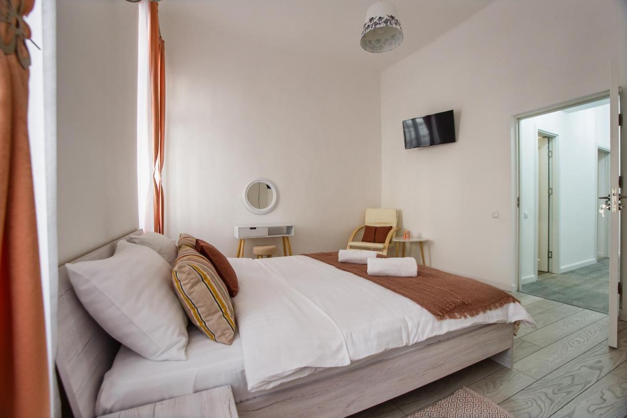 Stunning, Newly Renovated Central Apartment Oradea Exterior foto