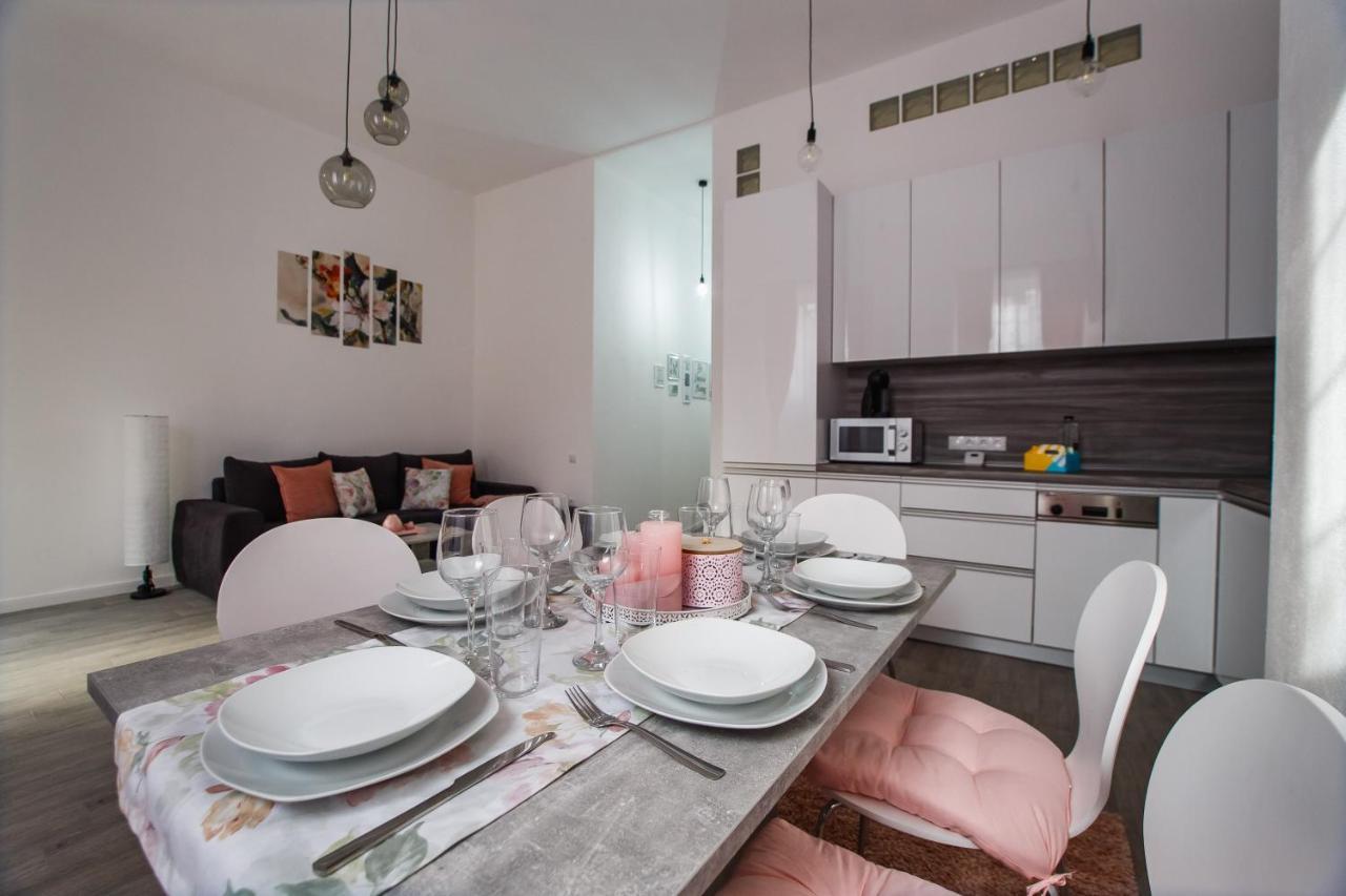 Stunning, Newly Renovated Central Apartment Oradea Exterior foto