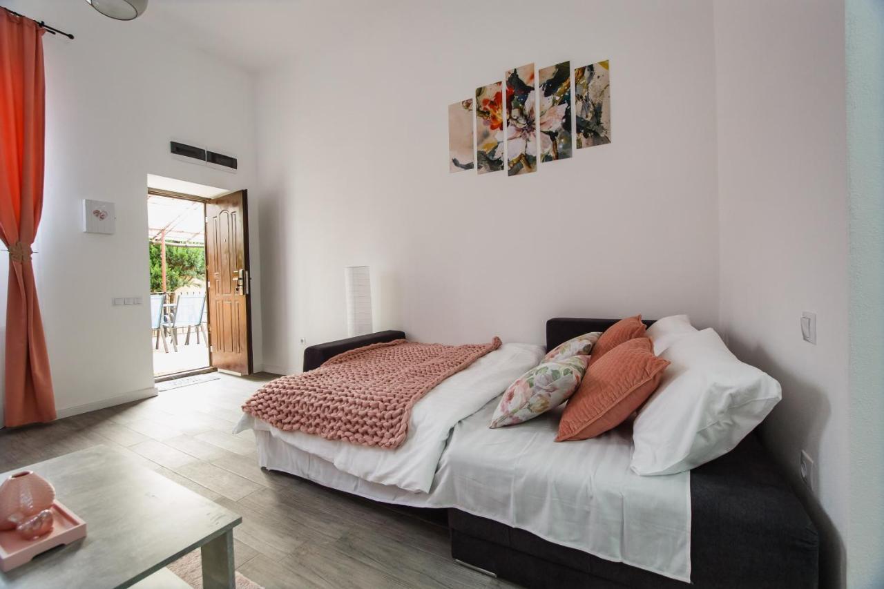 Stunning, Newly Renovated Central Apartment Oradea Exterior foto