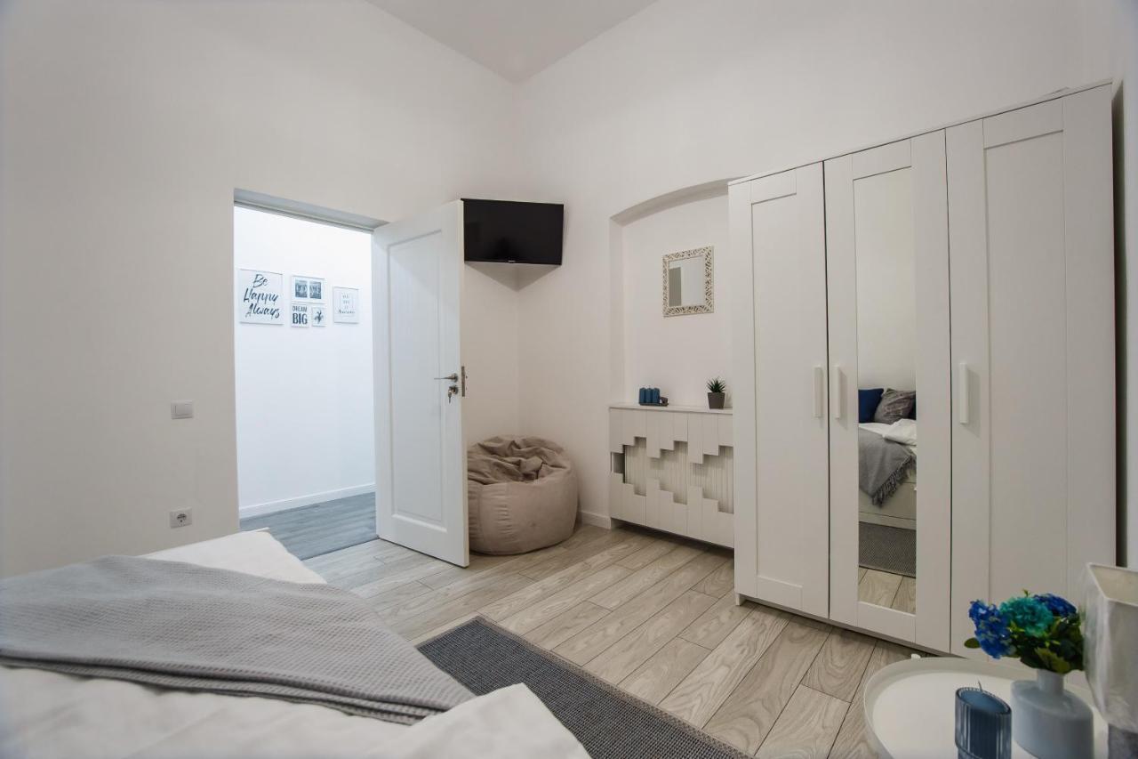 Stunning, Newly Renovated Central Apartment Oradea Exterior foto